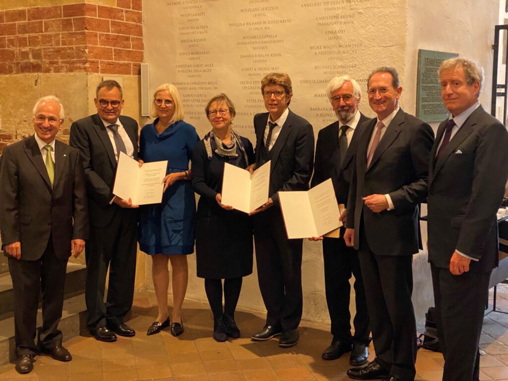 Die neuen Chorherren und Chordamen vor der Chorherrenwand in der Thomaskirche: Pfarrer i.R. Christian Wolff (Vorstandsvorsitzender), Bernd Neugart, Barbara Weis-Neugart, Karen Hiort, Prof. Dr. Engelbert Lüdke Daldrup, Prof. Dr. Maximilian Haider, Dr. Harald Langenfeld (Vorsitzender des Kuratoriums), Prof. Dr. Wolfram Knapp (Vorsitzender des Konvents und erster Chorherr)